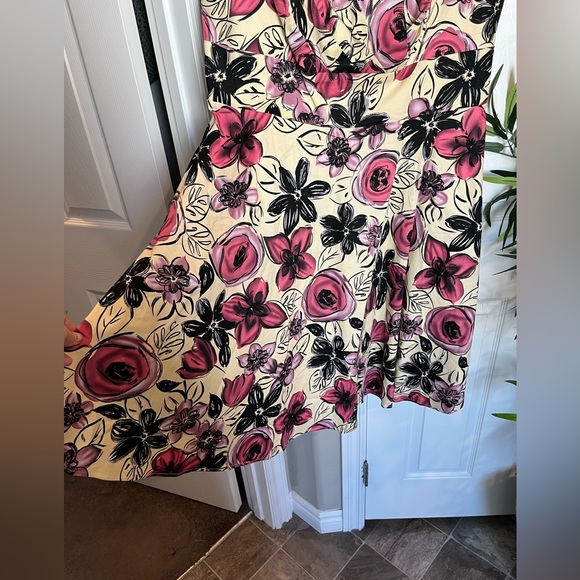 NWOT Retro Sweetheart Neckline Swing Dress in Floral Pattern - Picture 7 of 11
